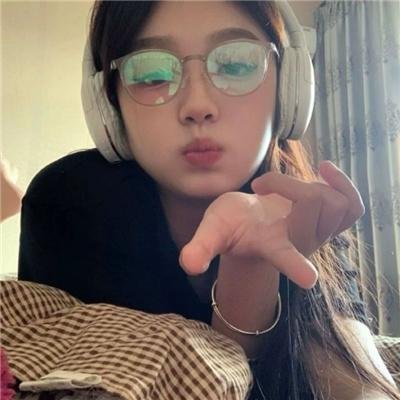 她比春色更怡人